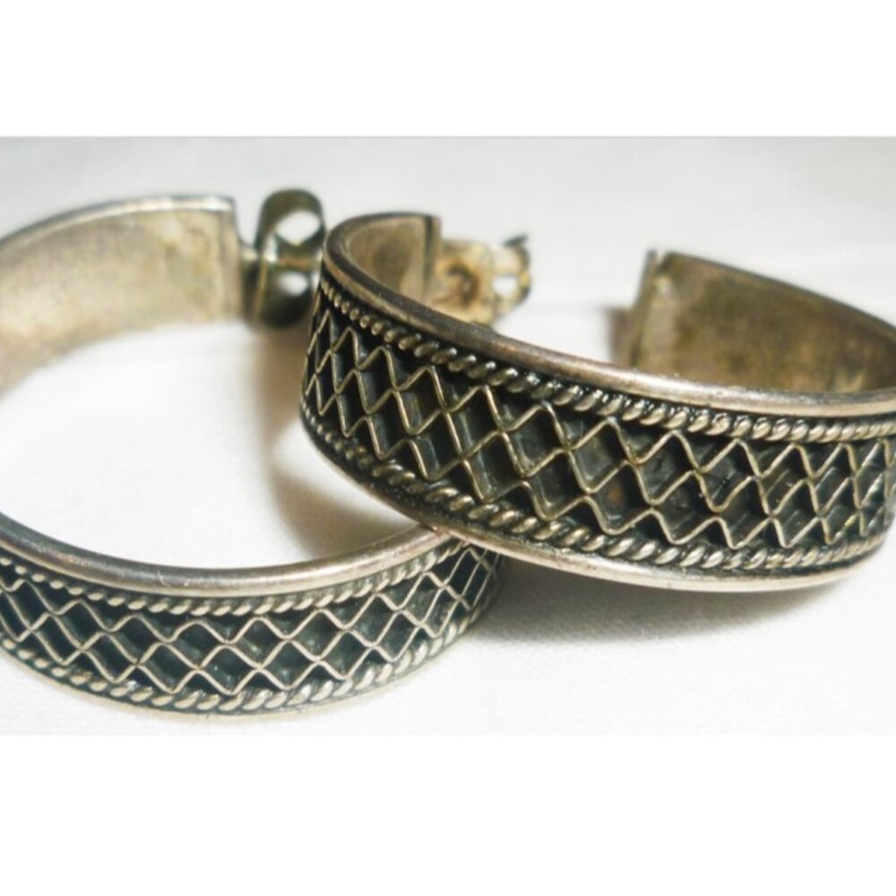 BEAUTIFUL SILVER STERLING .925 DESIGNER HOOP POST EARRINGS
